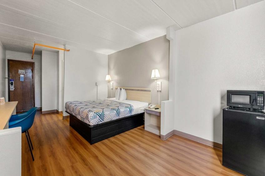 1 King Bed  Premium Micfridge - foto 5