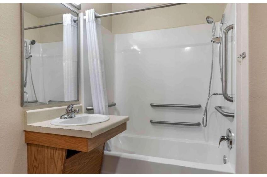 1 Full Bed | ADA\/Tub\/Non-Smoking\/Kitchen - foto 26