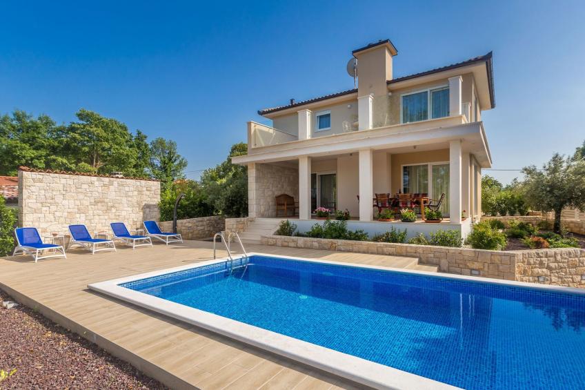 Schöne Villa in einer ruhigen Umgebung mit Pool - foto 4