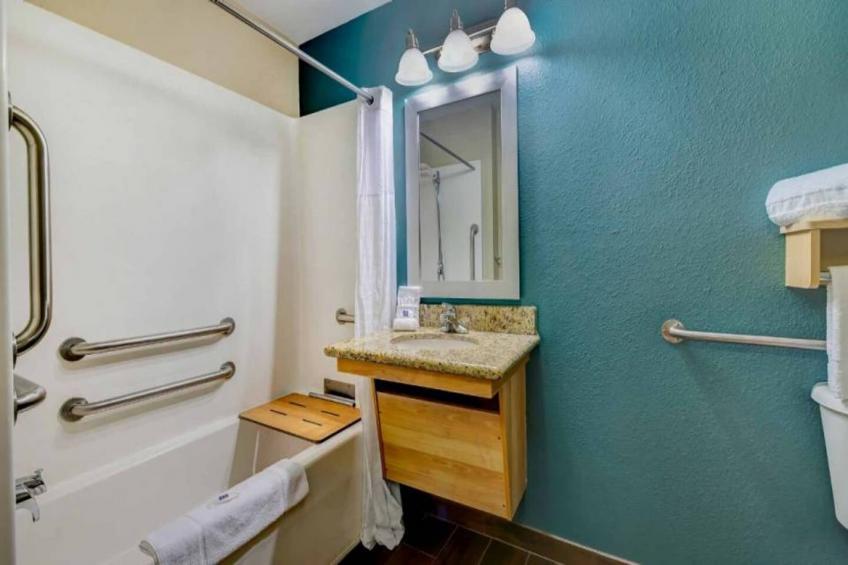 1 Queen Bed  Non-Smoking Kitchen - foto 16