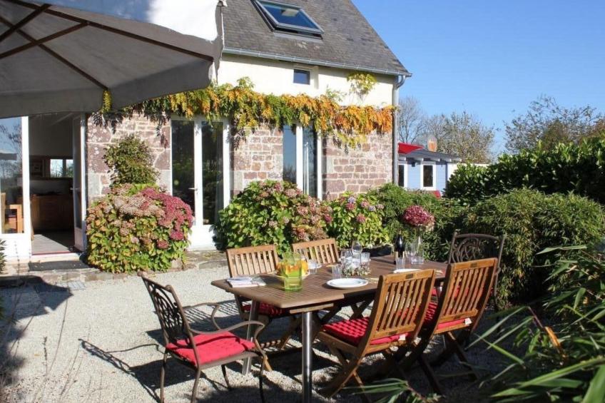 in Sourdeval Les Bois mit Garten