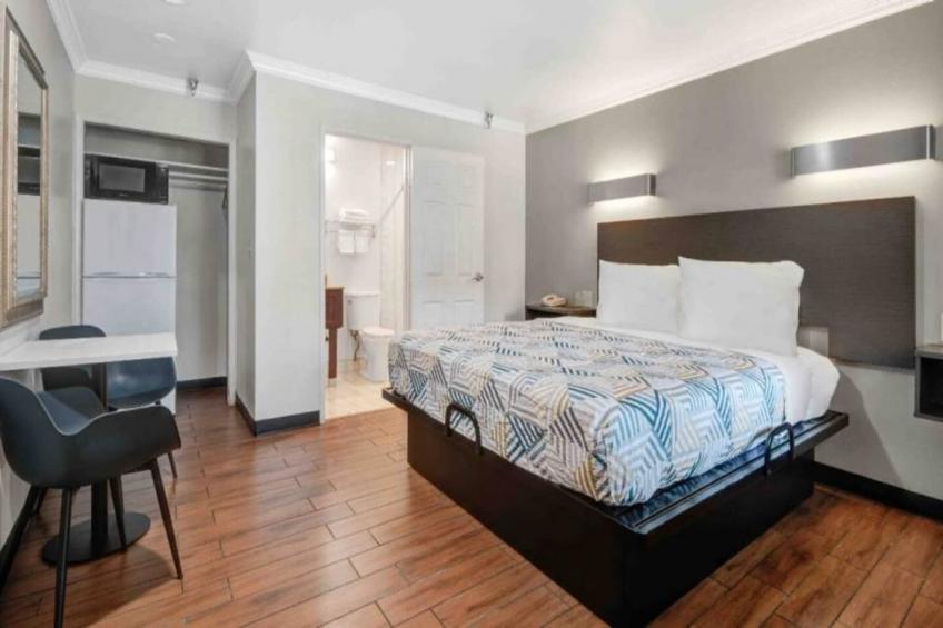 1 King Bed  Non-Smoking Micfridge - foto 18