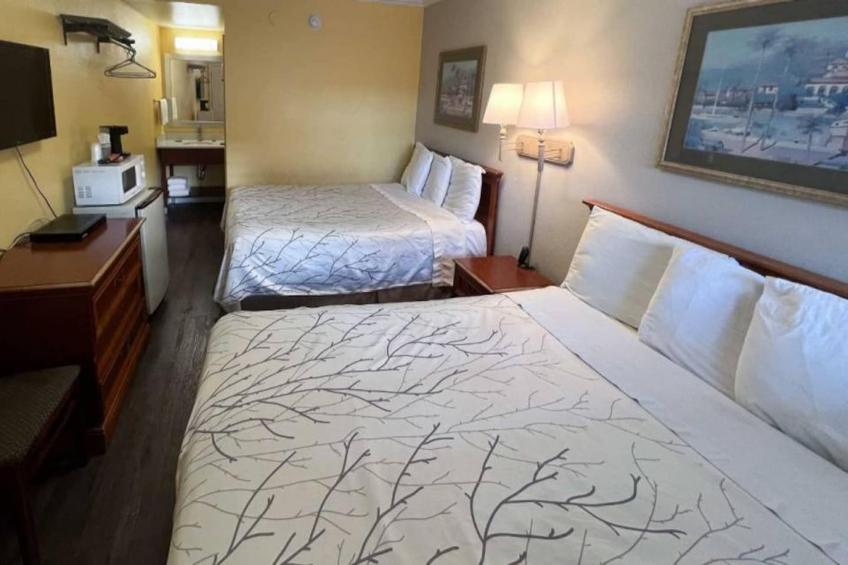 2 Full Beds  Non-Smoking