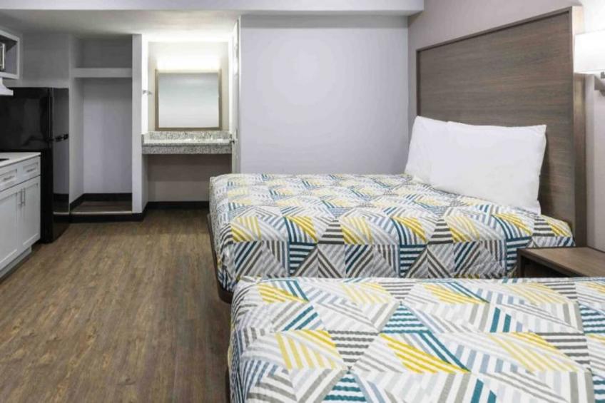 2 Queen Beds  Smoking Kitchen - foto 14