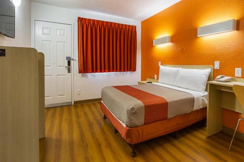 1 Queen Bed  Mini Fridge - foto 10