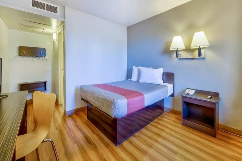 1 QUEEN BED  MICFRIDGE - foto 7
