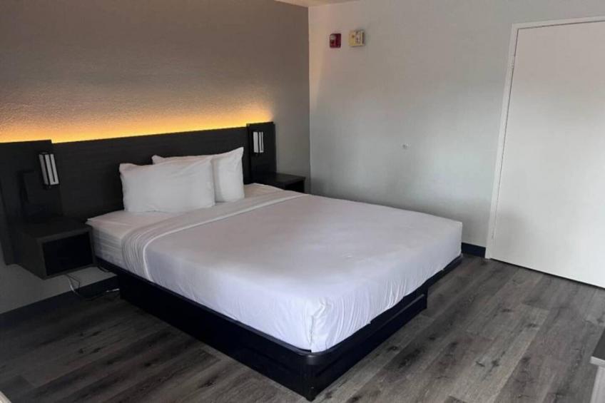1 Queen Bed  Micfridge - foto 13