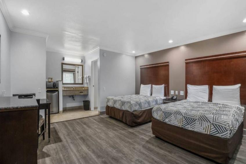 2 Queen Beds  Suite Non-Smoking Micfridge - foto 8