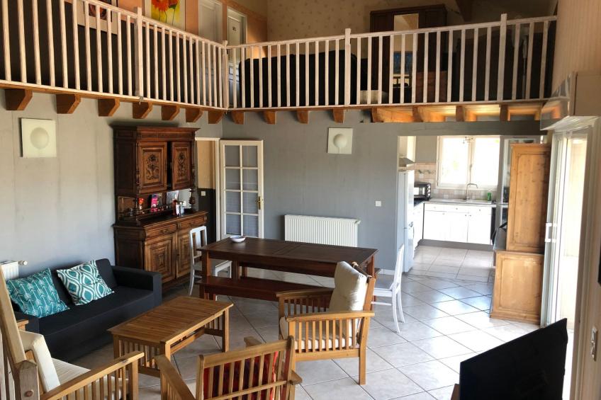 Aube-sur-la-Vallée, weitläufig mit Blick auf das Tal