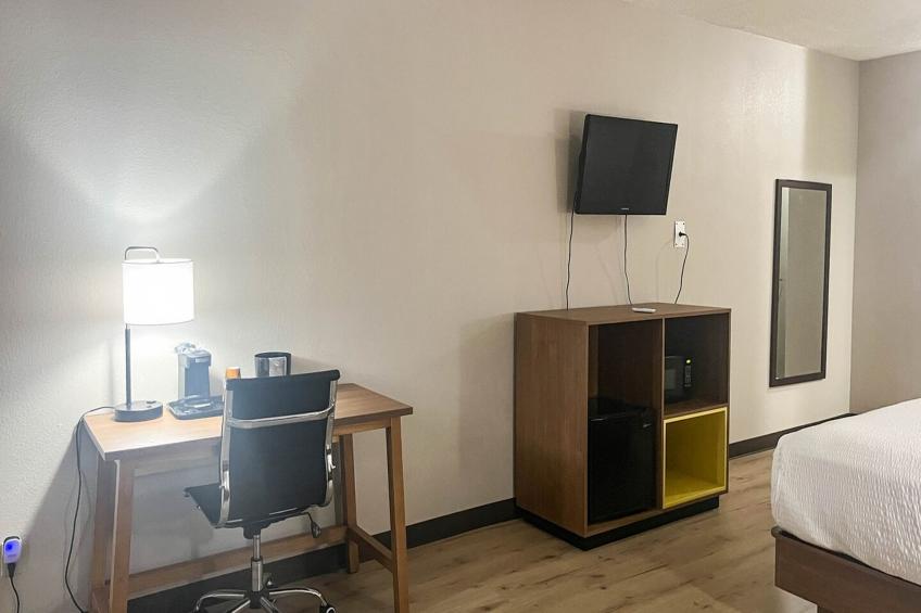1 King Bed | Non-Smoking, Micfridge - foto 20