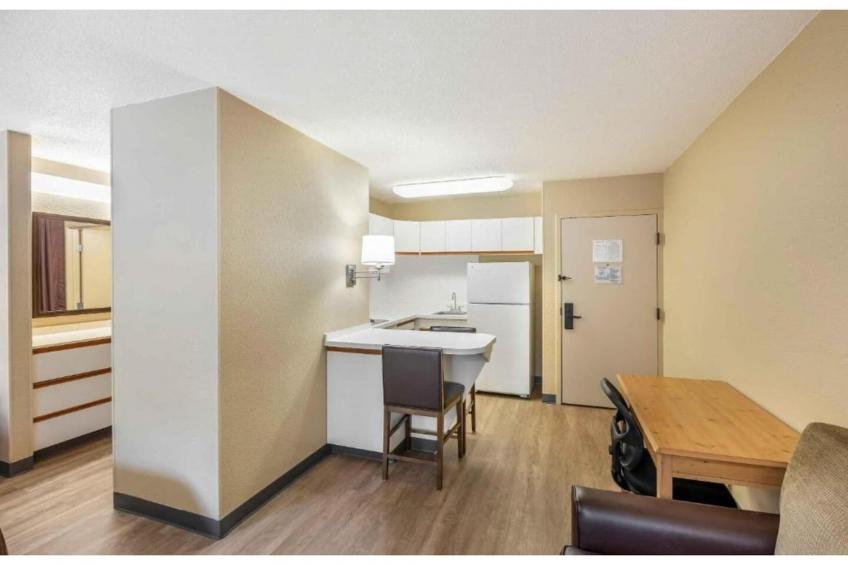 1 Queen Bed | Non-Smoking, Kitchen - foto 17