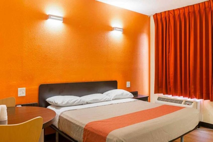 1 King Bed  Mobility Accessible RI Shower Nsmk - foto 3