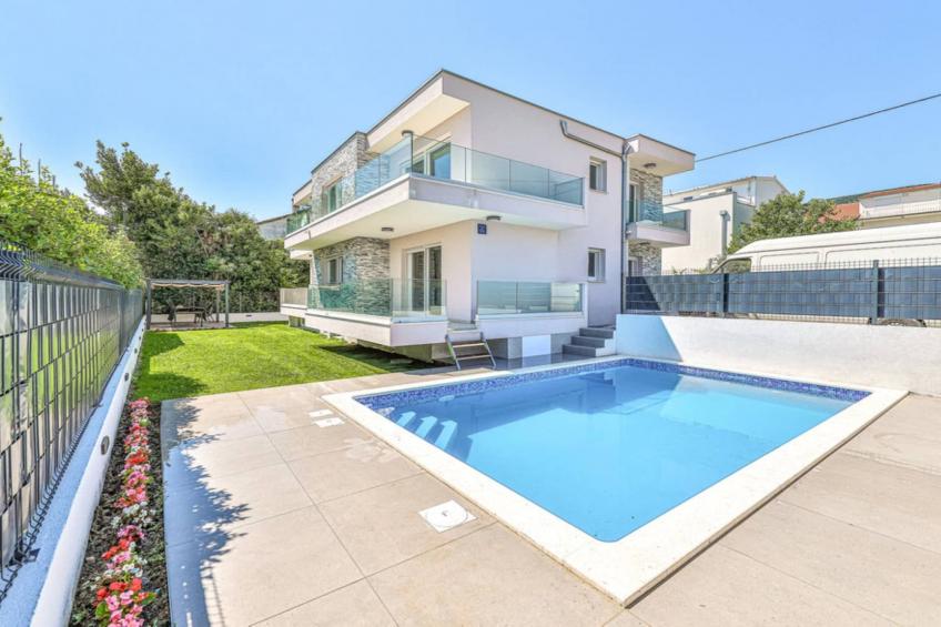 Expansive Retreat with Private Pool & BBQ, Near the Beach - Six Bedroom Villa - foto 39