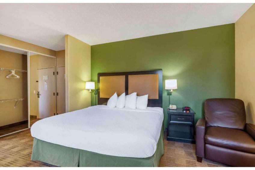 1 Queen Bed  ADA/RI Shower/Smoking/Kitchen - foto 15