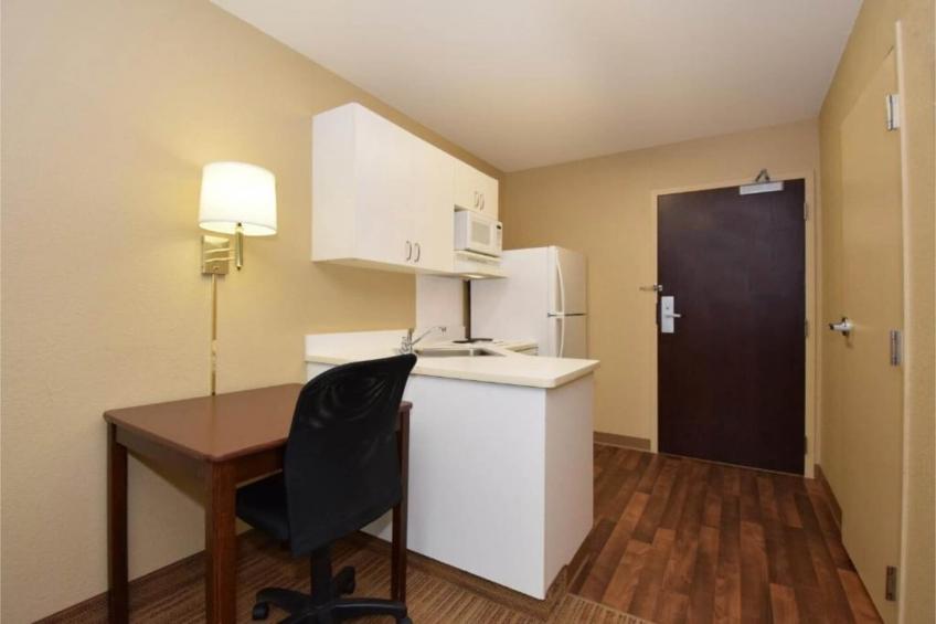 1 Queen Bed  Non-Smoking Kitchen - foto 8