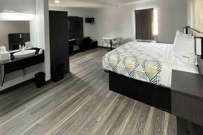 1 King Bed  Smoking Micfridge - foto 28