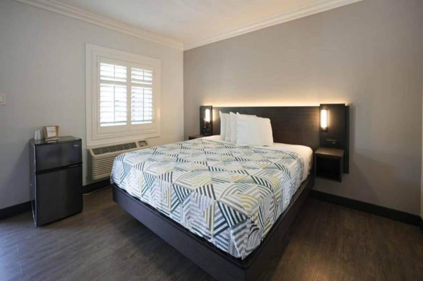 1 King Bed  Non-Smoking Micfridge - foto 4