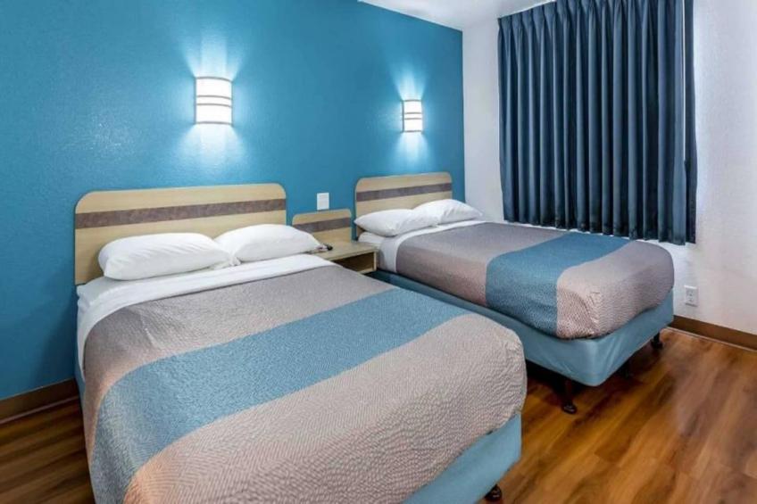 2 Full Beds  Non-Smoking Micfridge