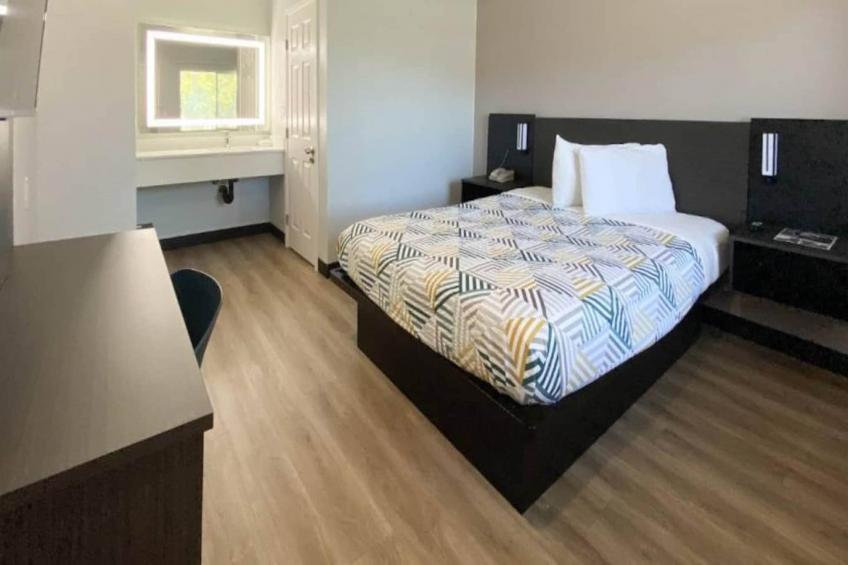 1 Queen Bed  Mini Fridge - foto 10