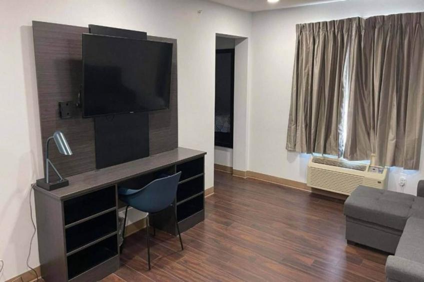 1 Queen Bed  ADA/RI Shower/Nsmk/Kitchen - foto 23