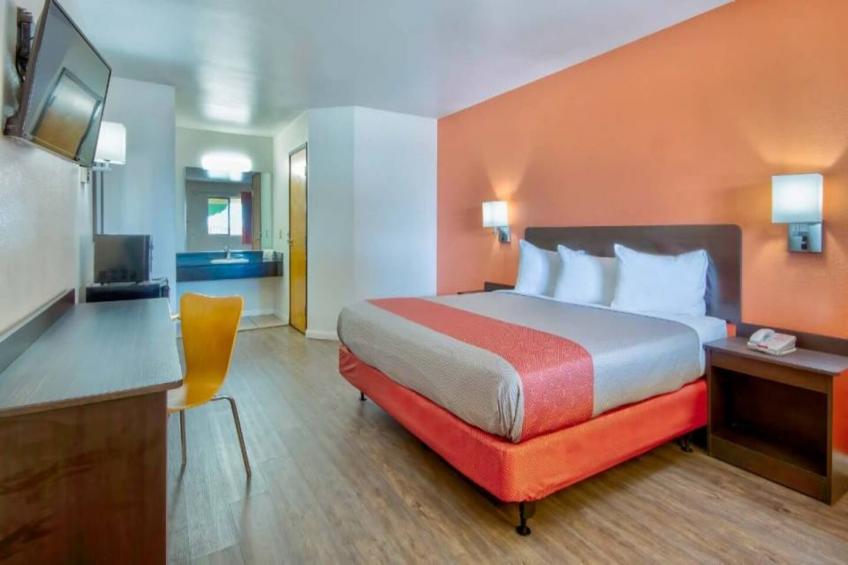 1 Queen Bed  Mobility Accessible Tub Nsmk - foto 8