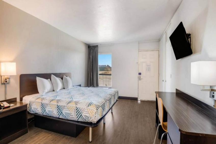1 King Bed  Non-Smoking Mini Fridge - foto 12