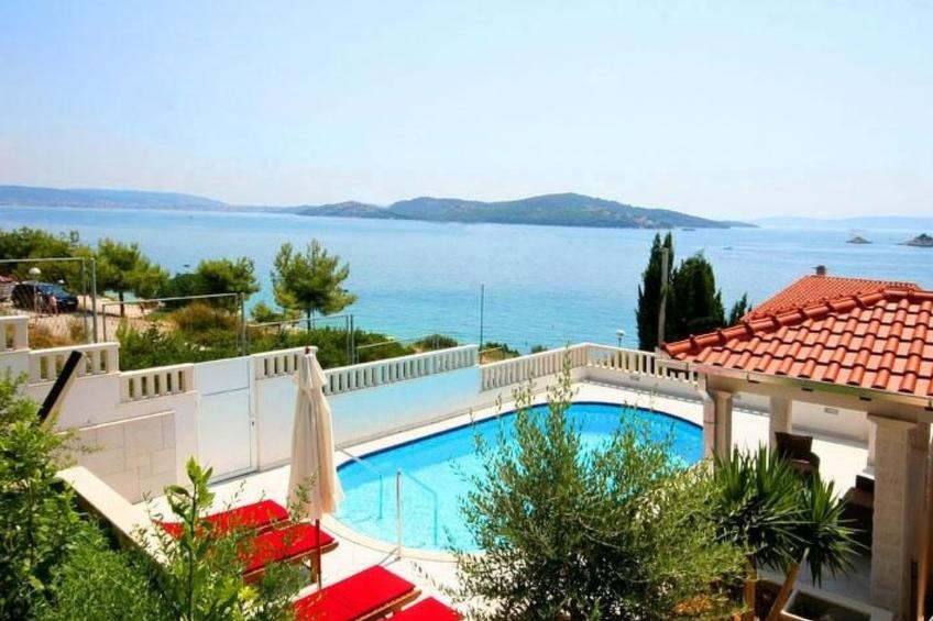 mit Terrasse, Pool und Strandzugang