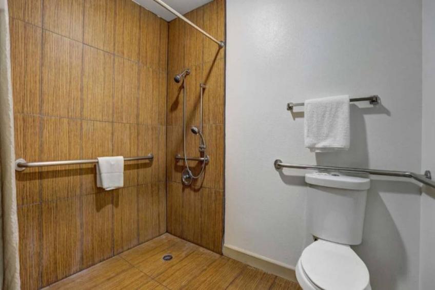 1 King Bed  Mobility Accessible Tub Nsmk - foto 17