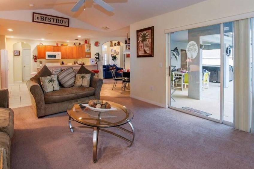 Sonniger Privatpool mit freistehendem Whirlpool und Filmraum - foto 5