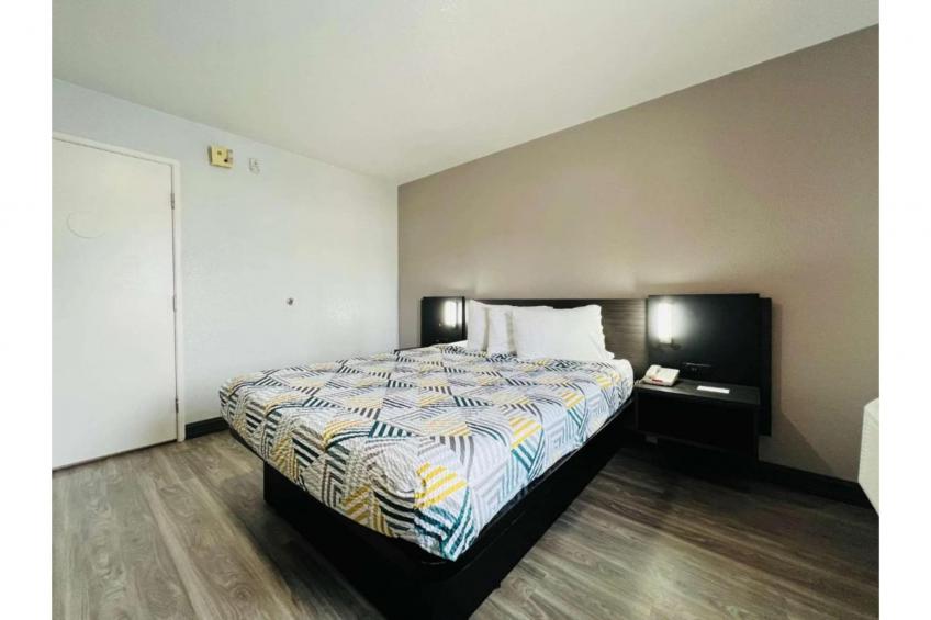 1 Queen Bed  ADA/RI Shower - foto 15
