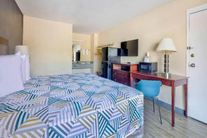 1 Queen Bed  Non-Smoking Micfridge - foto 9