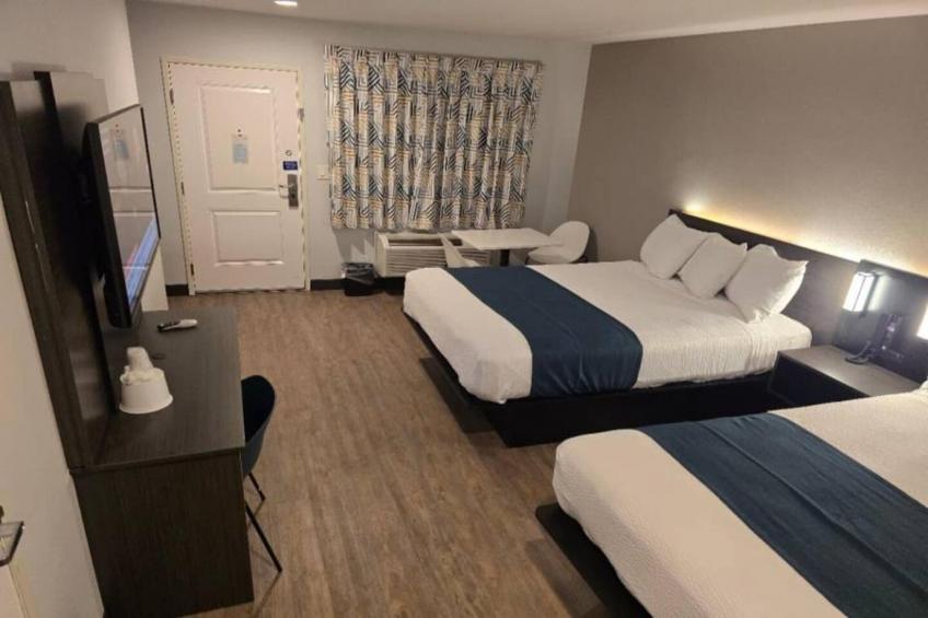 2 Queen Beds  Non-Smoking Mini Fridge - foto 3