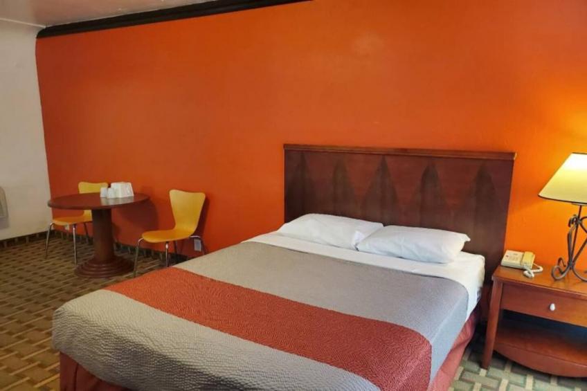 1 Queen Bed  Non-Smoking Micfridge View - foto 13