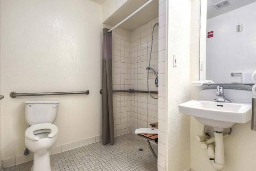 1 Full Bed  ADA/Tub/Mini Fridge - foto 19