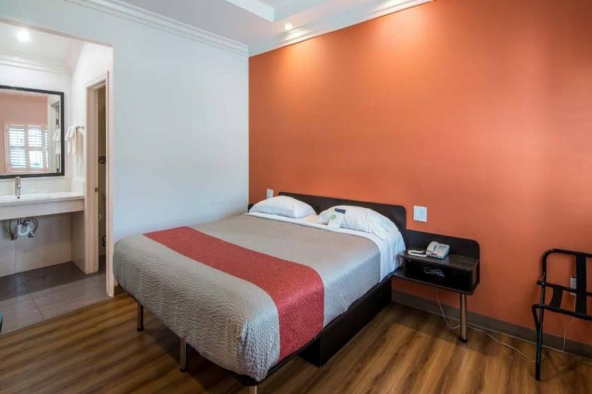 1 King Bed  Non-Smoking Micfridge - foto 7