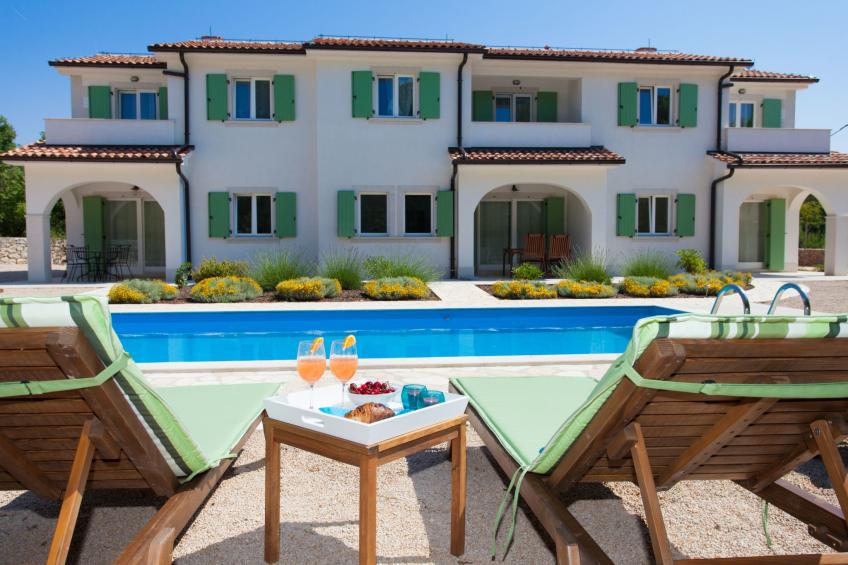 Luxuriöse Villa mit Pool inmitten der Natur