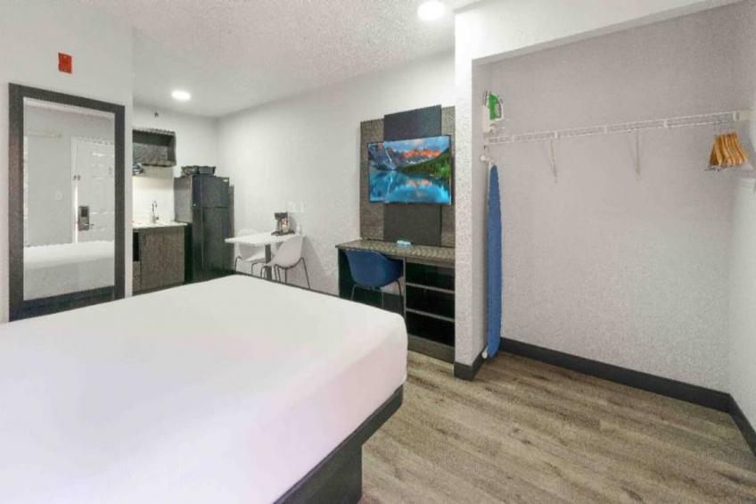 1 Queen Bed  ADA/RI Shower - foto 15
