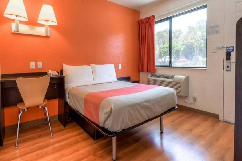 1 Queen Bed  Mini Fridge - foto 15