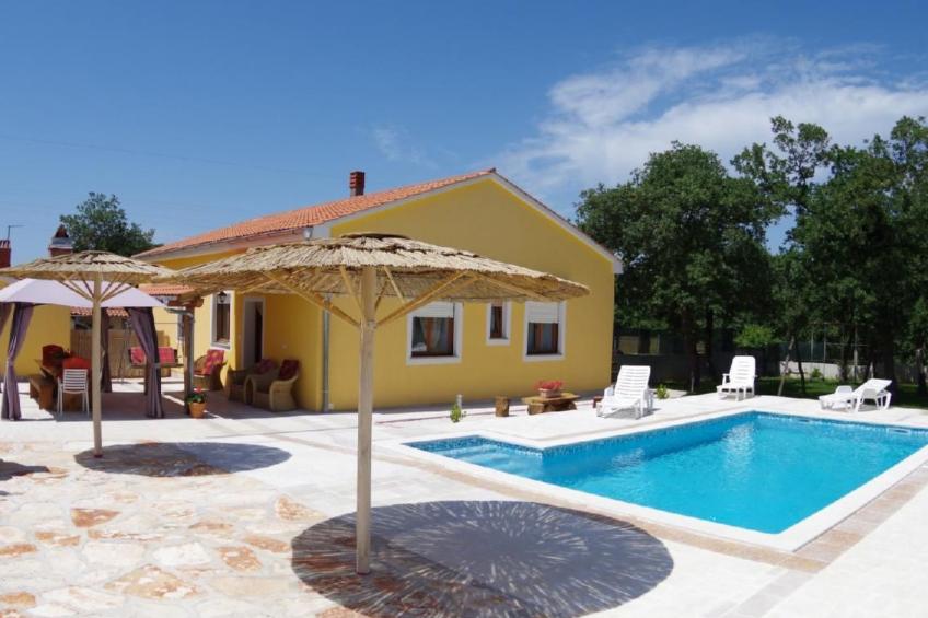 Haus in Sveti Kirin mit Privatem Pool, 4 Schlafzimmer