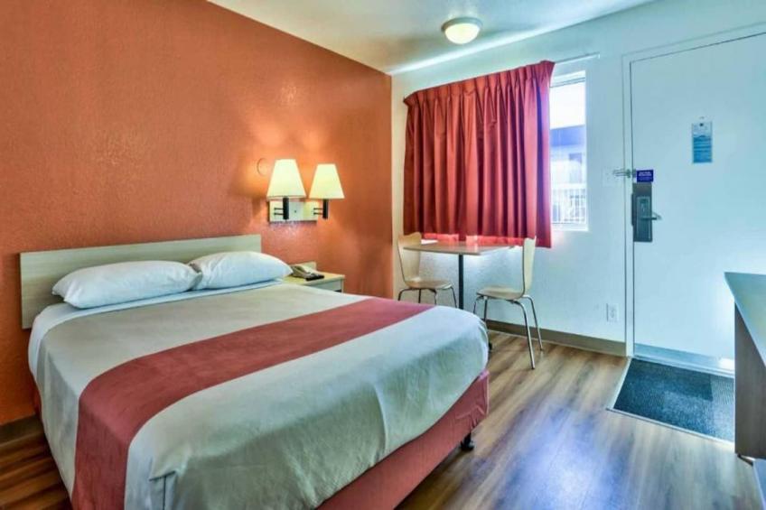 1 Full Bed  ADA/RI Shower/Micfridge - foto 3