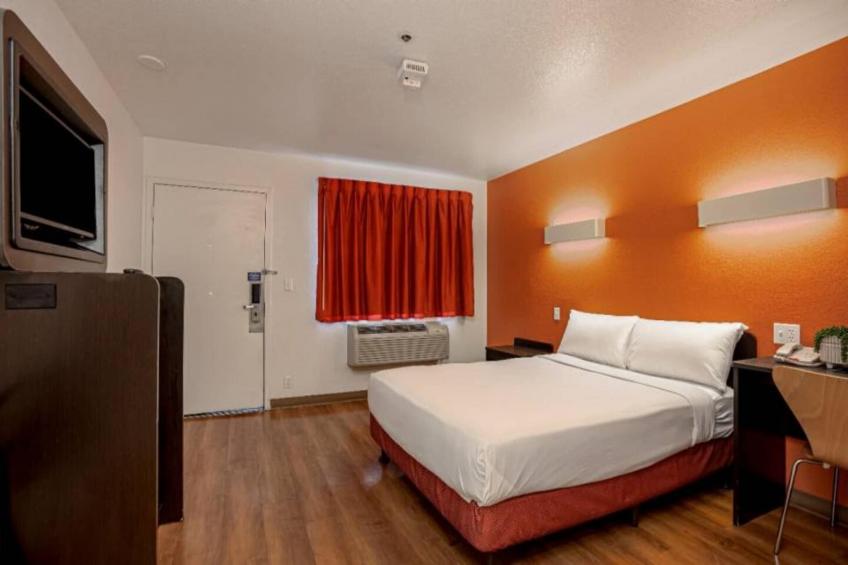 1 Queen Bed  ADA/RI Shower - foto 17