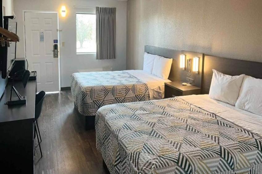 2 Queen Beds  Smoking Micfridge - foto 6