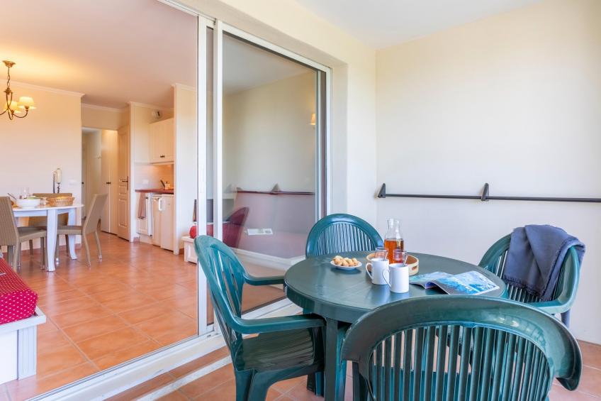Pierre & Vacances Village Pont Royal en Provence Apartment 5 people - 1 bedroom - Balcony or terrace - foto 7