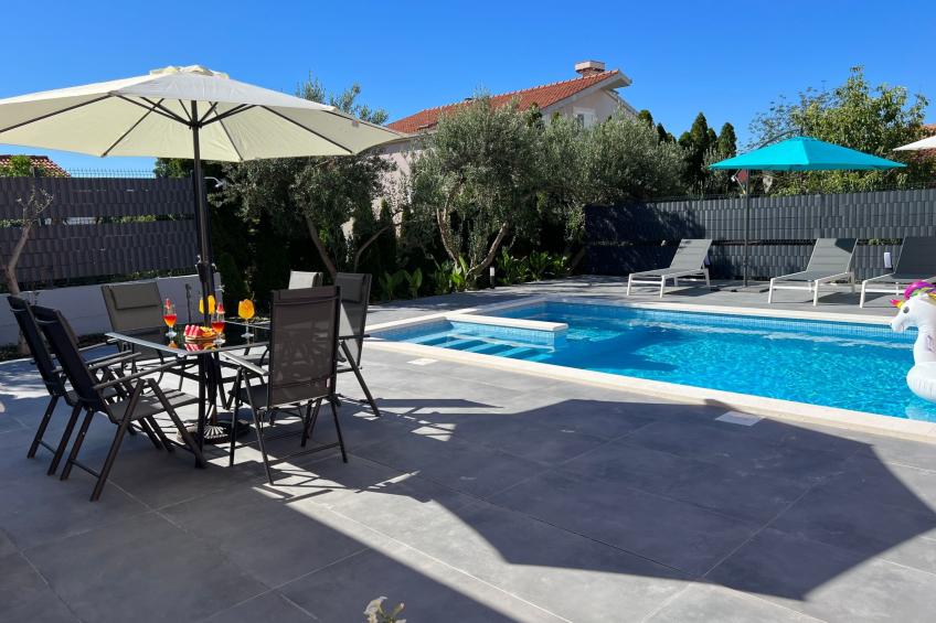 Moderne ap. 2 mit Pool und Grill in der Nähe von Split und Trogir