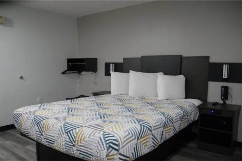1 Queen Bed  Non-Smoking Kitchen - foto 6