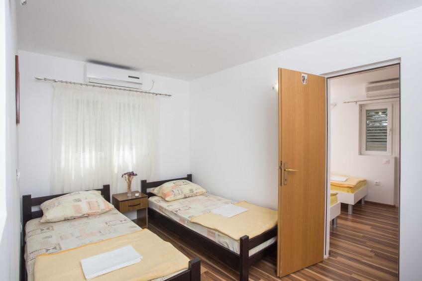 Apartments Djurkovic - Two-Bedroom Apartment with Shared Terrace and Sea View - foto 9
