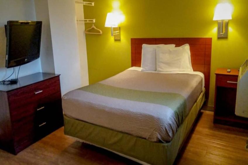 1 Queen Bed  ADA/Tub/Premium/Micfridge - foto 12