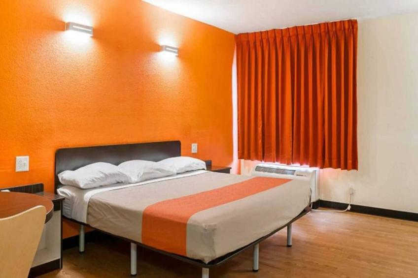 1 King Bed  Mobility Accessible RI Shower Nsmk - foto 13