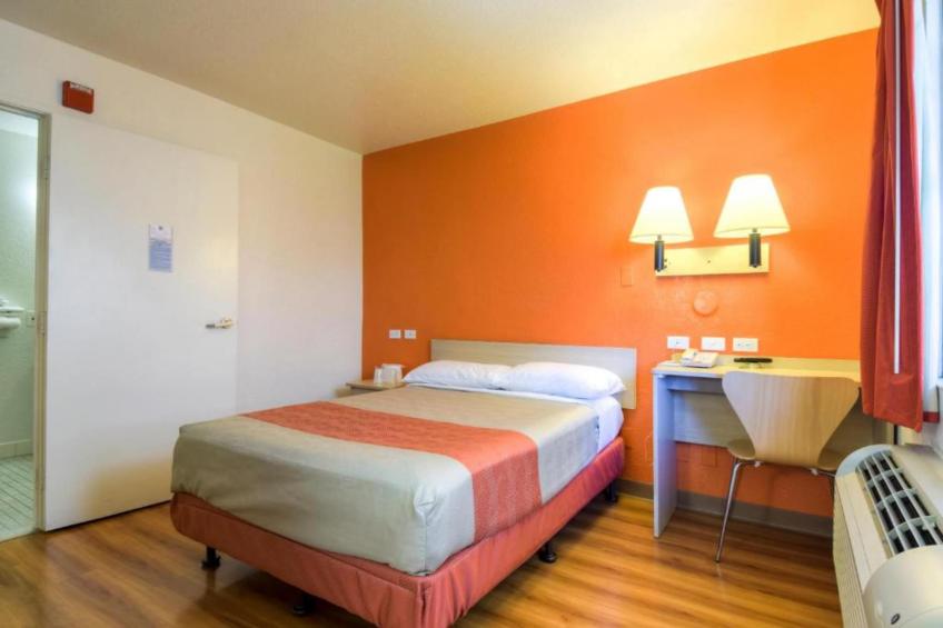 1 Queen Bed  Mini Fridge - foto 15