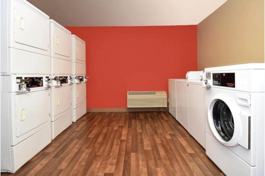 1 Queen Bed  ADA/RI Shower/Smoking/Kitchen - foto 25